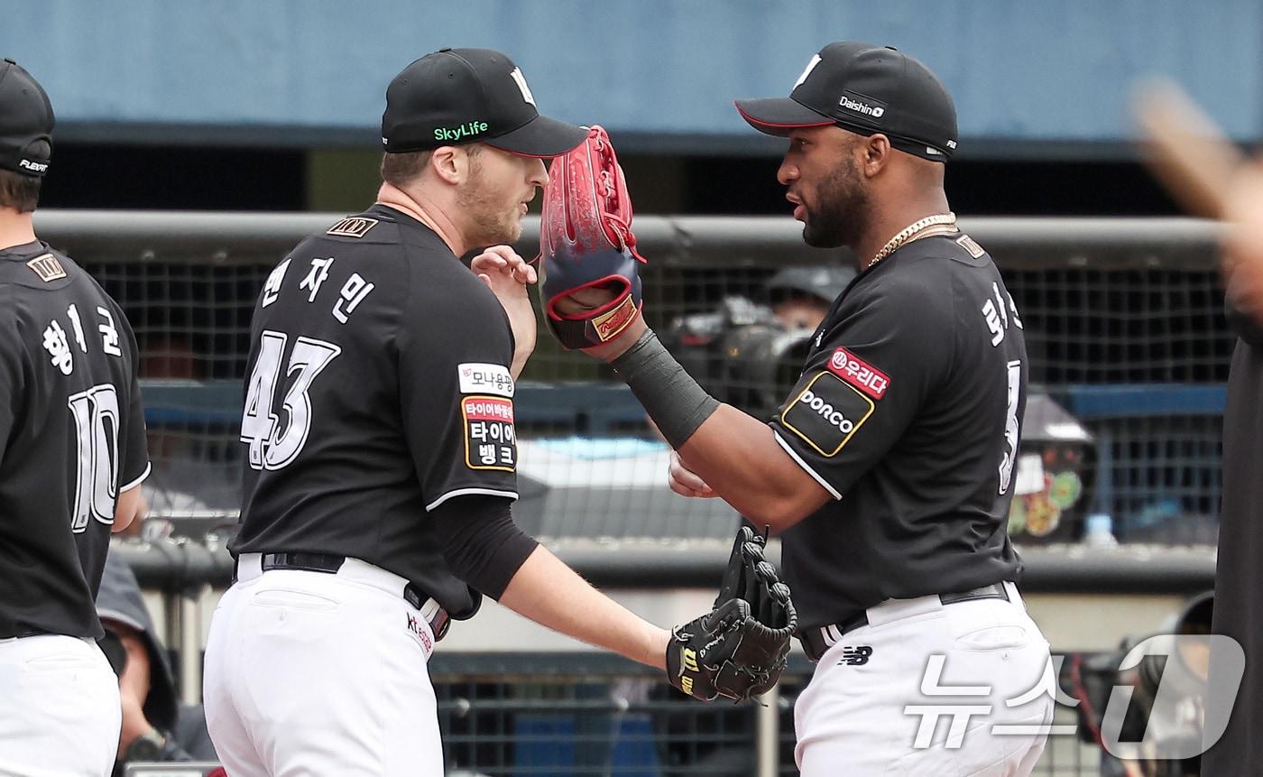 본문 이미지 - 3일 오후 서울 송파구 잠실야구장에서 열린 프로야구 '2024 신한 SOL 뱅크 KBO리그' KT 위즈와 두산 베어스의 포스트시즌 와일드카드 결정전 2차전, KT 선발 벤자민이 5회말 위기 상황을 무실점으로 넘긴 후 보살 수비를 펼친 로하스와 하이파이브를 하고 있다. 2024.10.3/뉴스1 ⓒ News1 김성진 기자