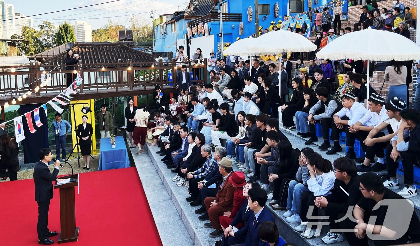 본문 이미지 - 지난해 10월 광주 서구 양동 발산마을에서 진행한 '2023 아시아문화탐험대'.(광주시 제공)/뉴스1