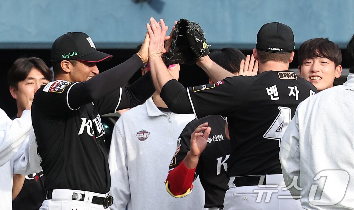 본문 이미지 - 3일 오후 서울 송파구 잠실야구장에서 열린 프로야구 '2024 신한 SOL 뱅크 KBO리그' KT 위즈와 두산 베어스의 포스트시즌 와일드카드 결정전 2차전, KT 선발 벤자민이 7회말까지 무실점 역투를 펼친 후 더그아웃에서 쿠에바스와 하이파이브를 하고 있다. 2024.10.3/뉴스1 ⓒ News1 김성진 기자