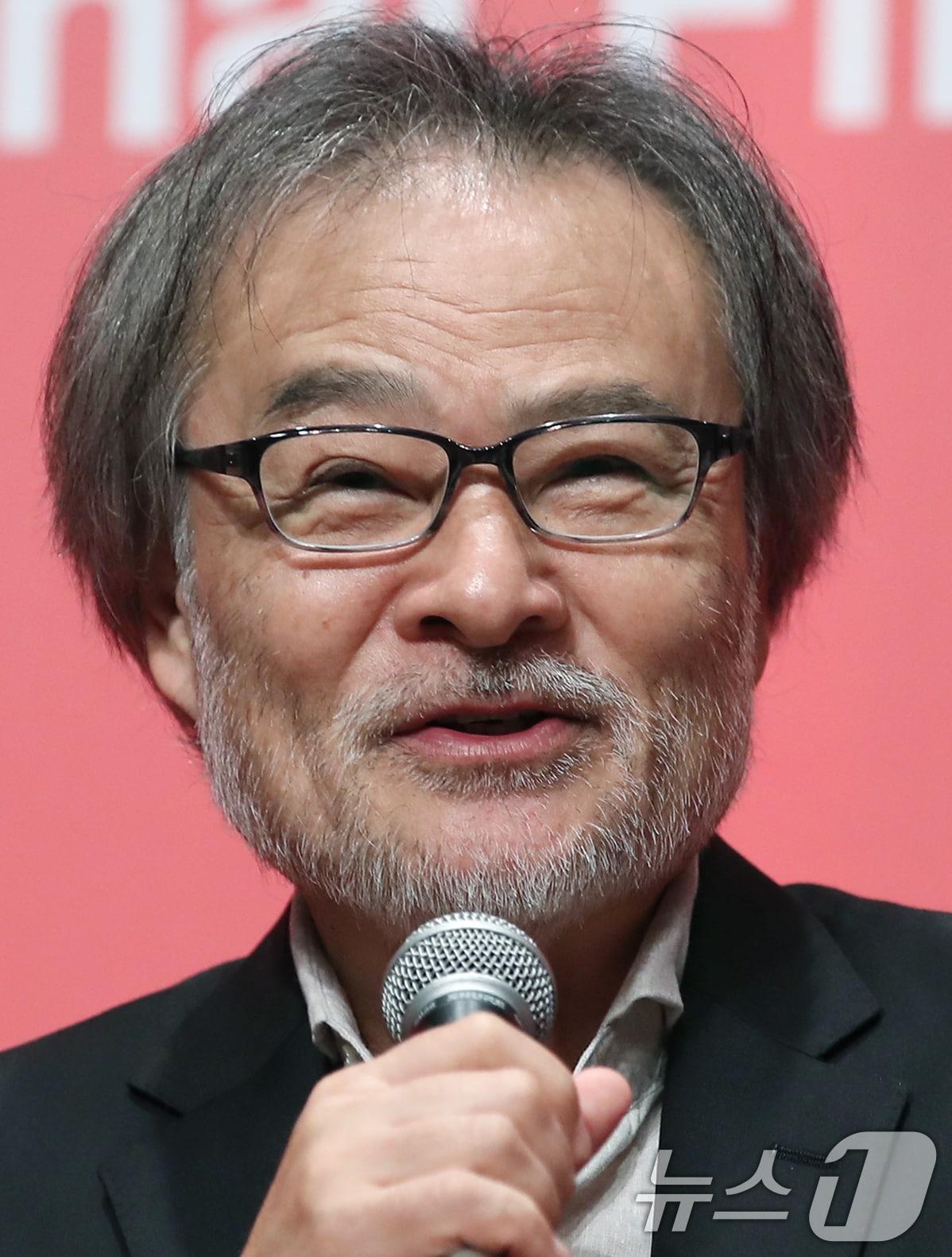 본문 이미지 - 올해의 아시아영화인상의 주인공 구로사와 기요시 감독이 3일 부산 해운대 신세계백화점 센텀시티점에서 열린 갈라 프레젠테이션 ‘클라우드’, ‘뱀의 길’ 기자회견에 참석해 작품에 대한 설명을 하고 있다. 2024.10.3/뉴스1 ⓒ News1 권현진 기자