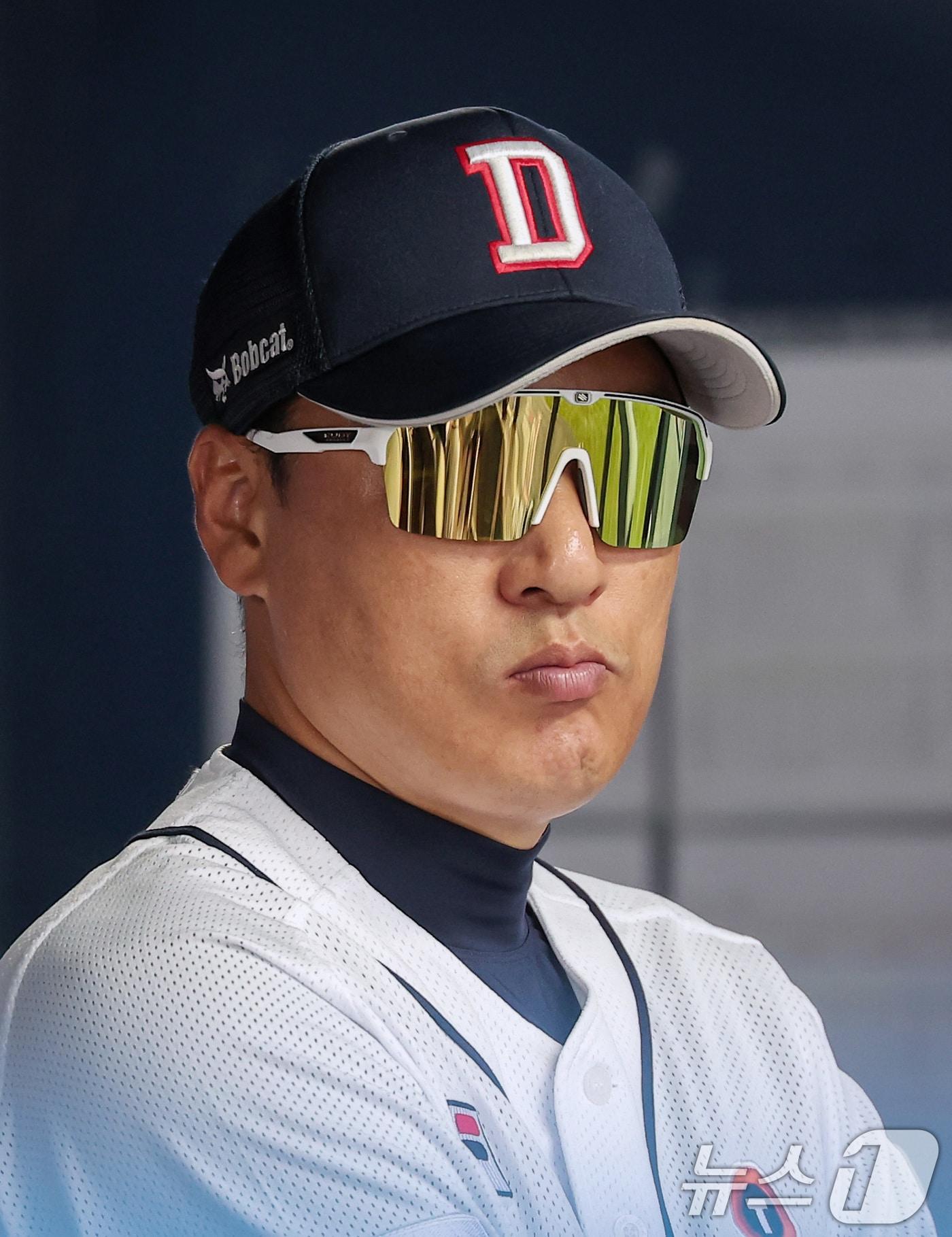 본문 이미지 - 3일 오후 서울 송파구 잠실야구장에서 열린 프로야구 &#39;2024 신한 SOL 뱅크 KBO리그&#39; KT 위즈와 두산 베어스의 포스트시즌 와일드카드 결정전 2차전, 두산 이승엽 감독이 아쉬워하고 있다. 2024.10.3/뉴스1 ⓒ News1 김성진 기자