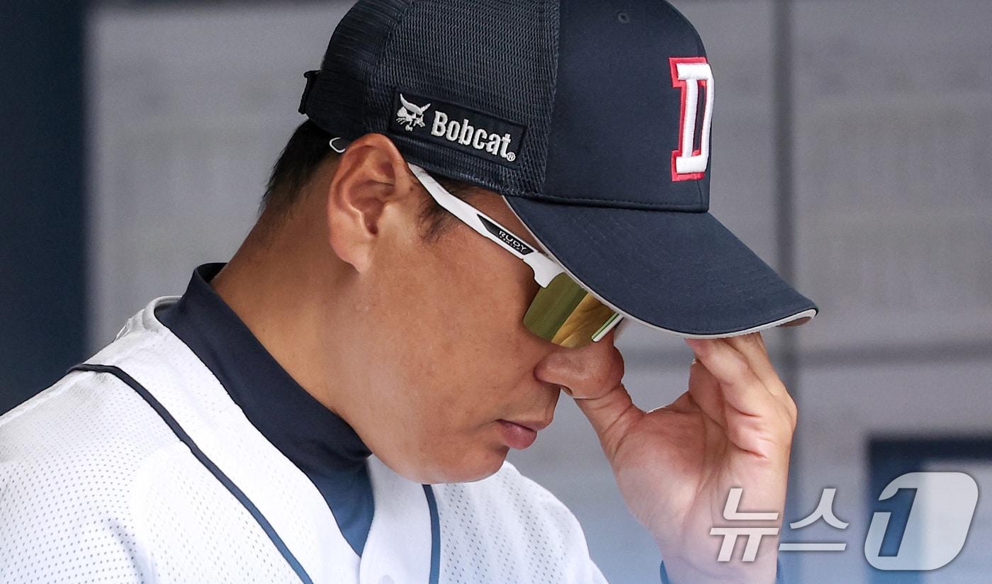 본문 이미지 - 3일 오후 서울 송파구 잠실야구장에서 열린 프로야구 '2024 신한 SOL 뱅크 KBO리그' KT 위즈와 두산 베어스의 포스트시즌 와일드카드 결정전 2차전, 두산 이승엽 감독이 고개를 떨구고 있다. 2024.10.3/뉴스1 ⓒ News1 김성진 기자