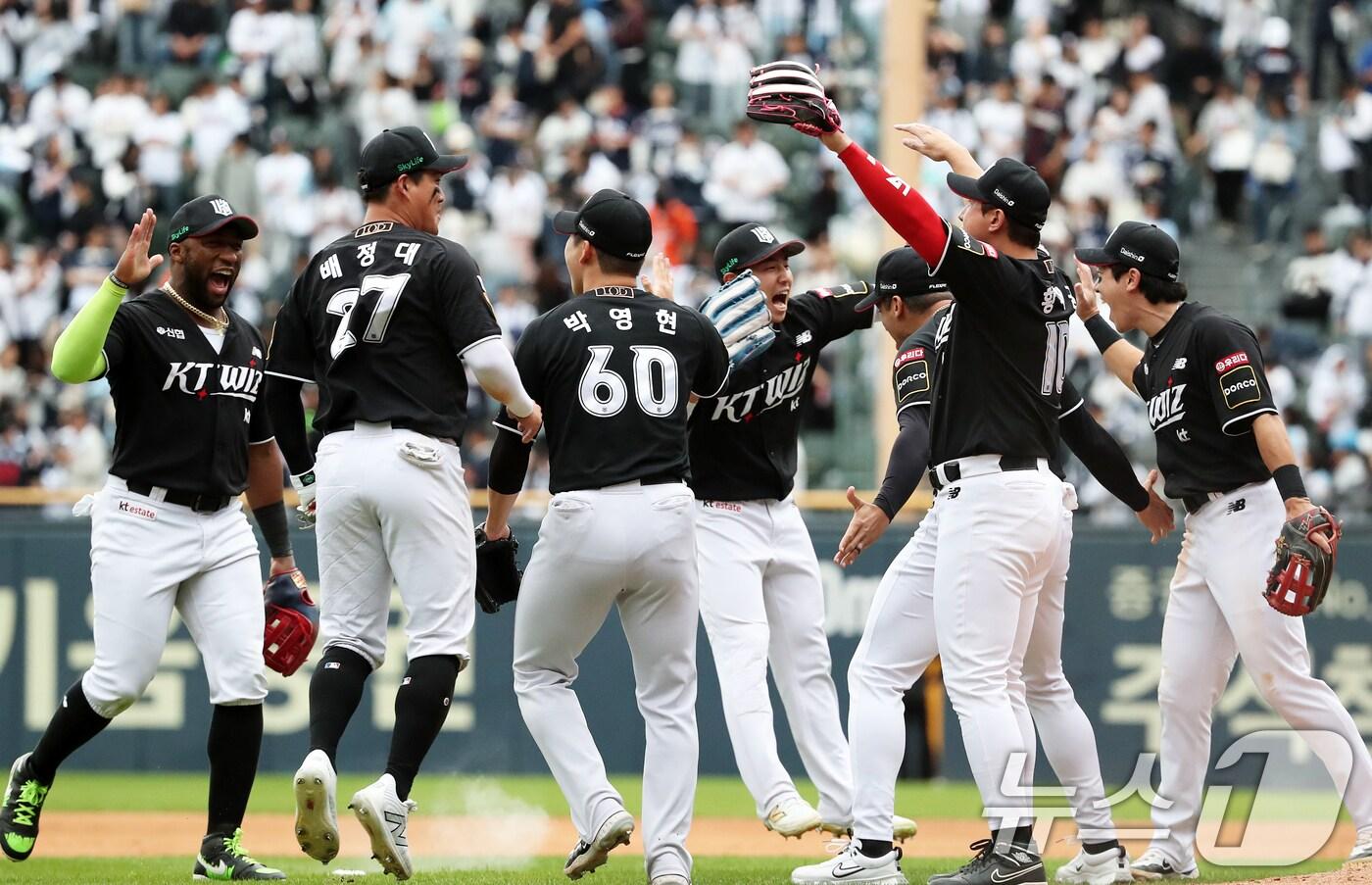3일 오후 서울 송파구 잠실야구장에서 열린 프로야구 '2024 신한 SOL 뱅크 KBO리그' KT 위즈와 두산 베어스의 포스트시즌 와일드카드 결정전 2차전에서 1-0 승리를 거두며 준플레이오프 진출에 성공한 KT 선수들이 마운드에 모여 하이파이브를 하고 있다. 2015년 와일드카드 결정전 도입 후 5위 팀이 4위 팀을 제치고 준플레이오프에 올라간 경우는 이번이 처음이다. 2024.10.3/뉴스1 ⓒ News1 오대일 기자