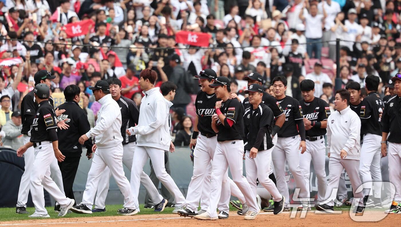 KT 위즈 선수들이 3일 오후 서울 송파구 잠실야구장에서 열린 프로야구 '2024 신한 SOL 뱅크 KBO리그' KT 위즈와 두산 베어스의 포스트시즌 와일드카드 결정전 2차전에서 1-0으로 승리를 거두며 준플레이오프 진출에 성공한 후 기뻐하고 있다. 2024.10.3/뉴스1 ⓒ News1 김성진 기자