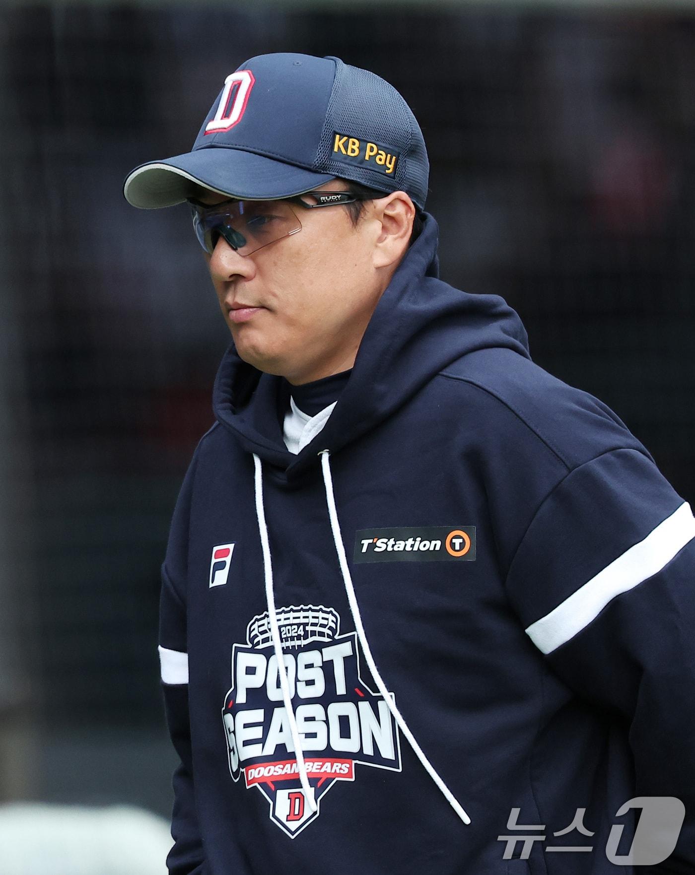 본문 이미지 - KT 위즈가 3일 오후 서울 송파구 잠실야구장에서 열린 프로야구 '2024 신한 SOL 뱅크 KBO리그' KT 위즈와 두산 베어스의 포스트시즌 와일드카드 결정전 2차전에서 1-0으로 승리를 거두며 준플레이오프 진출에 성공했다. 가을야구를 마무리한 두산 이승엽 감독이 인터뷰를 마친 후 더그아웃으로 향하고 있다. 2024.10.3/뉴스1 ⓒ News1 김성진 기자