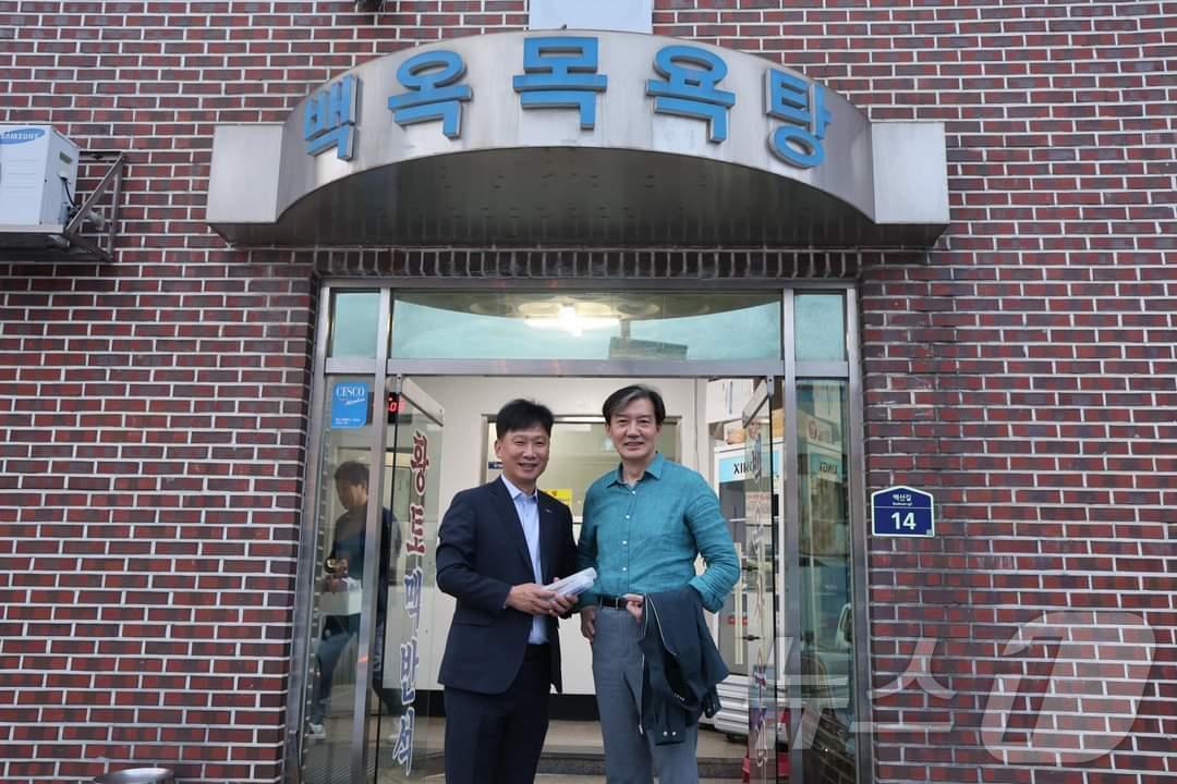 본문 이미지 - 조국 조국혁신당 대표가 공식 선거운동을 앞둔 3일 오전 6시 30분 전남 영광군 영광읍의 한 목욕탕을 장성훈 비서실장, 장현 후보와 방문했다.2024.10.3./뉴스1 ⓒ News1 서충섭 기자