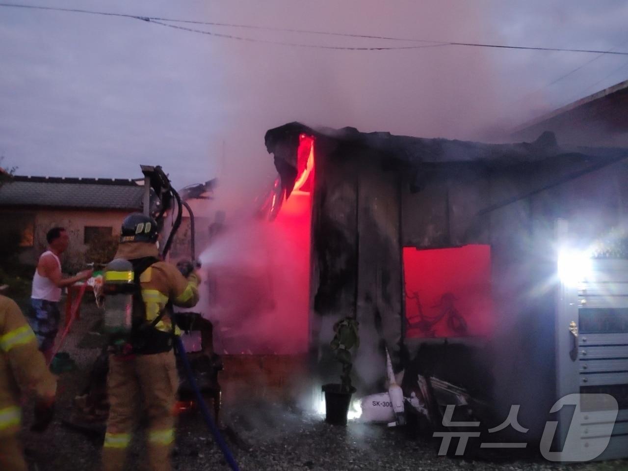 본문 이미지 - 30일 오후 5시 57분 전남 곡성군 옥과면의 한 주택 창고에서 불이 나 소방당국이 화재를 진화하고 있다.&#40;전남 곡성소방 제공&#41;2024.10.30/뉴스1
