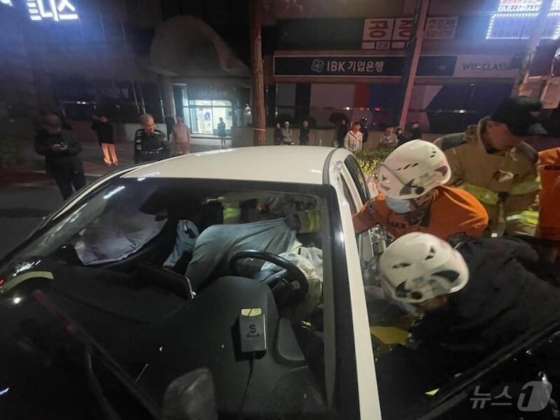 본문 이미지 - 29일 오후 11시 40분 미추홀구 주안동에서 다른 차량을 추돌한 차량 모습.&#40;인천소방본부 제공&#41;2024.10.30/뉴스1