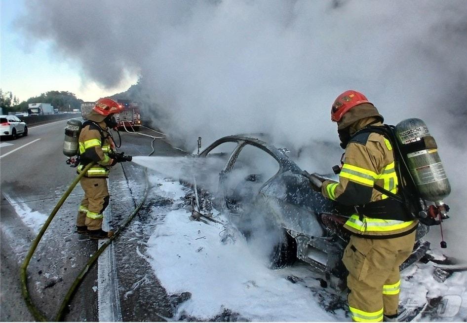 본문 이미지 - 29일 오후 4시19분쯤 중부내륙고속도로를 달리던 BMW에서 화재가 발생해 소방당국이 진화하고 있다.&#40;경북소방본부 제공&#41;2024.10.30/뉴스1