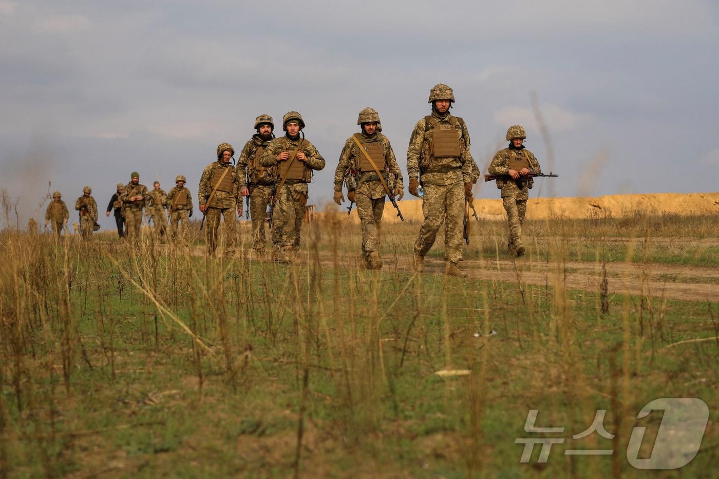 29일(현지시간) 우크라이나 남부 미상의 지역에서 우크라이나군 제126영토방위여단 소속 신병들이 훈련을 하고 있다. 2024.10.29 ⓒ 로이터=뉴스1 ⓒ News1 김지완 기자