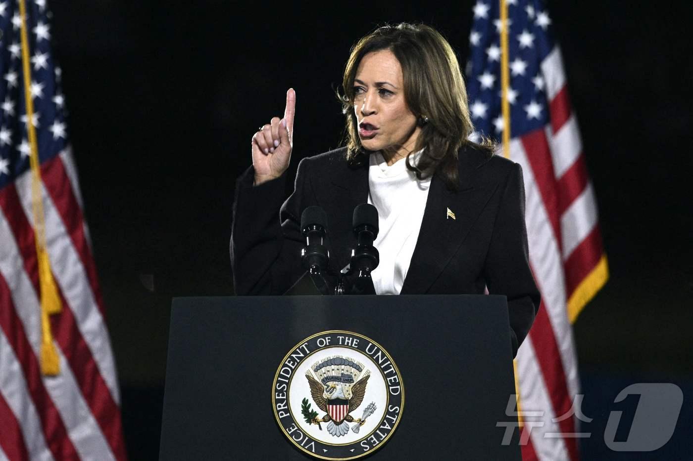본문 이미지 - 미국 대선이 일주일 앞으로 다가온 29일(현지시간) 민주당 대선 후보인 카멀라 해리스 부통령이 워싱턴DC 백악관 인근의 엘립스 공원에서 '최후 변론'(closing argument)으로 명명한 연설을 하고 있다. 2024.10.29. ⓒ AFP=뉴스1 ⓒ News1 조소영 기자