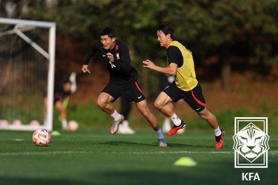 본문 이미지 - 이재성(오른쪽)과 김민재가 독일 무대에서 맞대결을 벌일 예정이다. (한국프로축구연맹 제공)