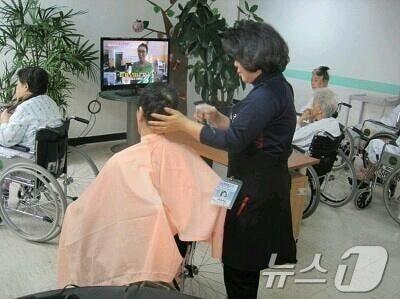 본문 이미지 - 대상 수상자 김춘심 씨가 이미용 봉사를 하는 모습. (서울시 제공)ⓒ 뉴스1