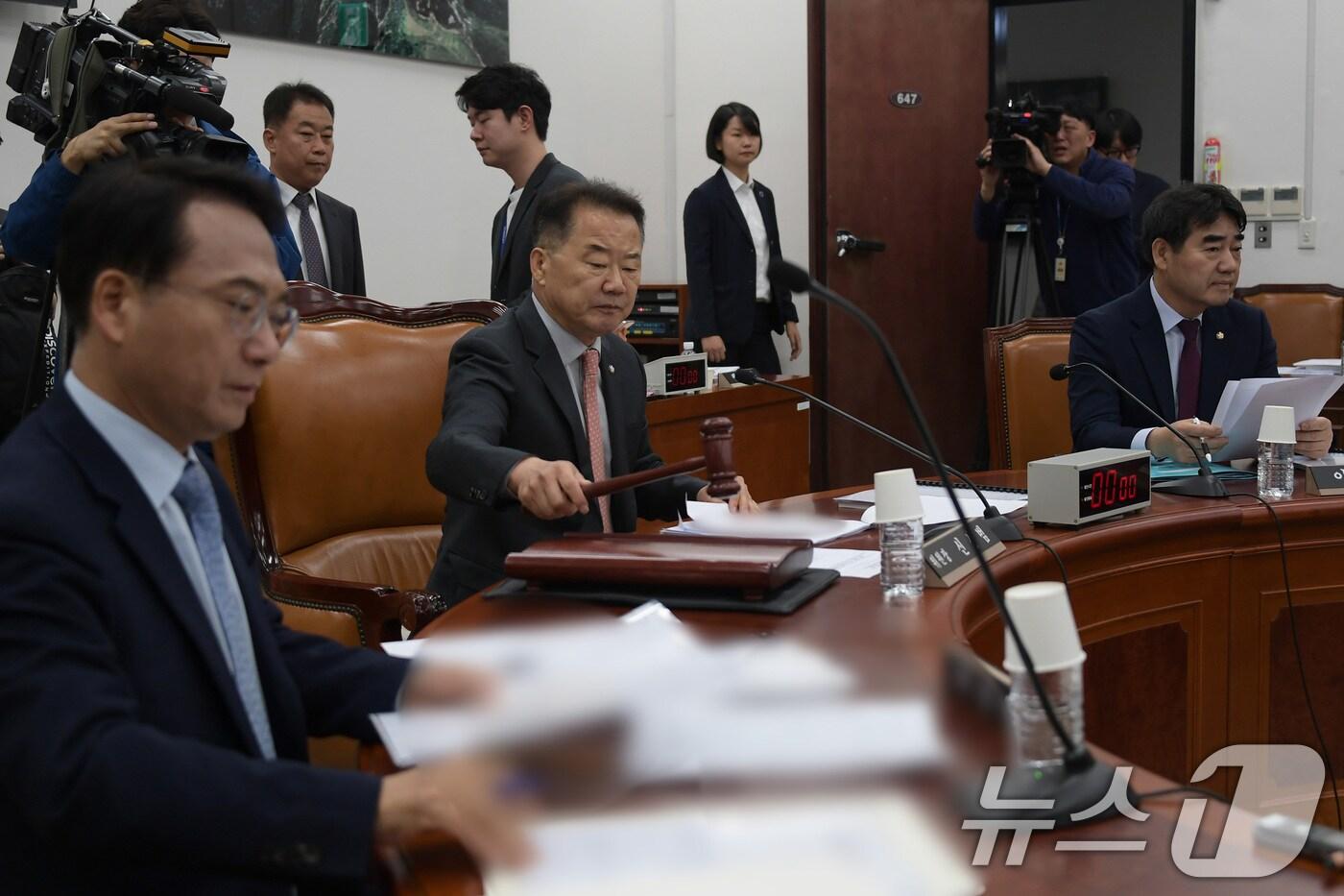 본문 이미지 - 신성범 국회 정보위원회 위원장이 30일 서울 여의도 국회에서 열린 정보위원회의 국방정보본부 국정감사에서 의사봉을 두드리고 있다. 2024.10.30/뉴스1 ⓒ News1 국회사진취재단