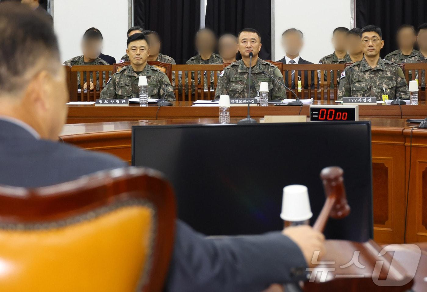 본문 이미지 - 30일 서울 여의도 국회에서 열린 정보위원회 국정감사가 원천희 국방정보본부장(가운데)과 문상호 정보사령관(왼쪽), 박종선 777사령관(오른쪽)이 참석한 가운데 열리고 있다. 2024.10.30/뉴스1 ⓒ News1 국회사진취재단