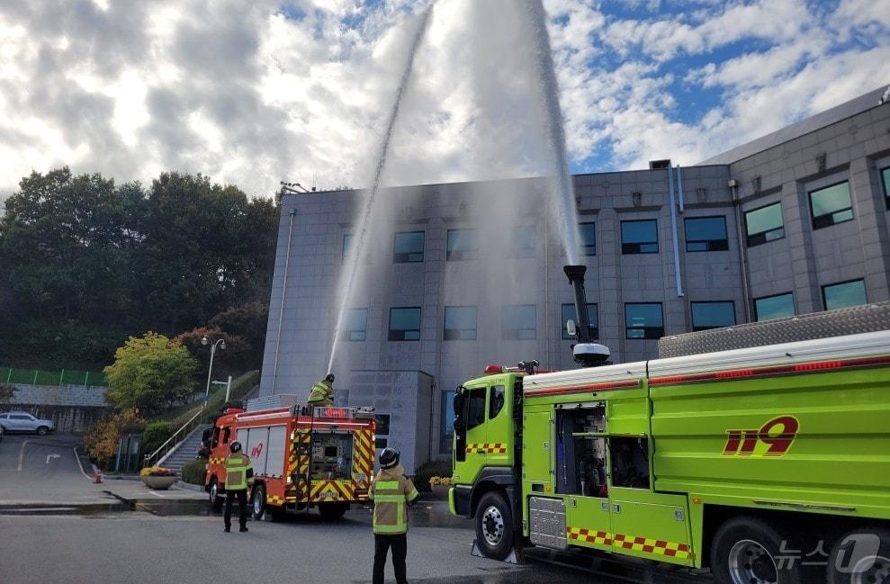 본문 이미지 - 화재 발생 대비 합동 소방훈련 모습. (계룡시 제공) /뉴스1