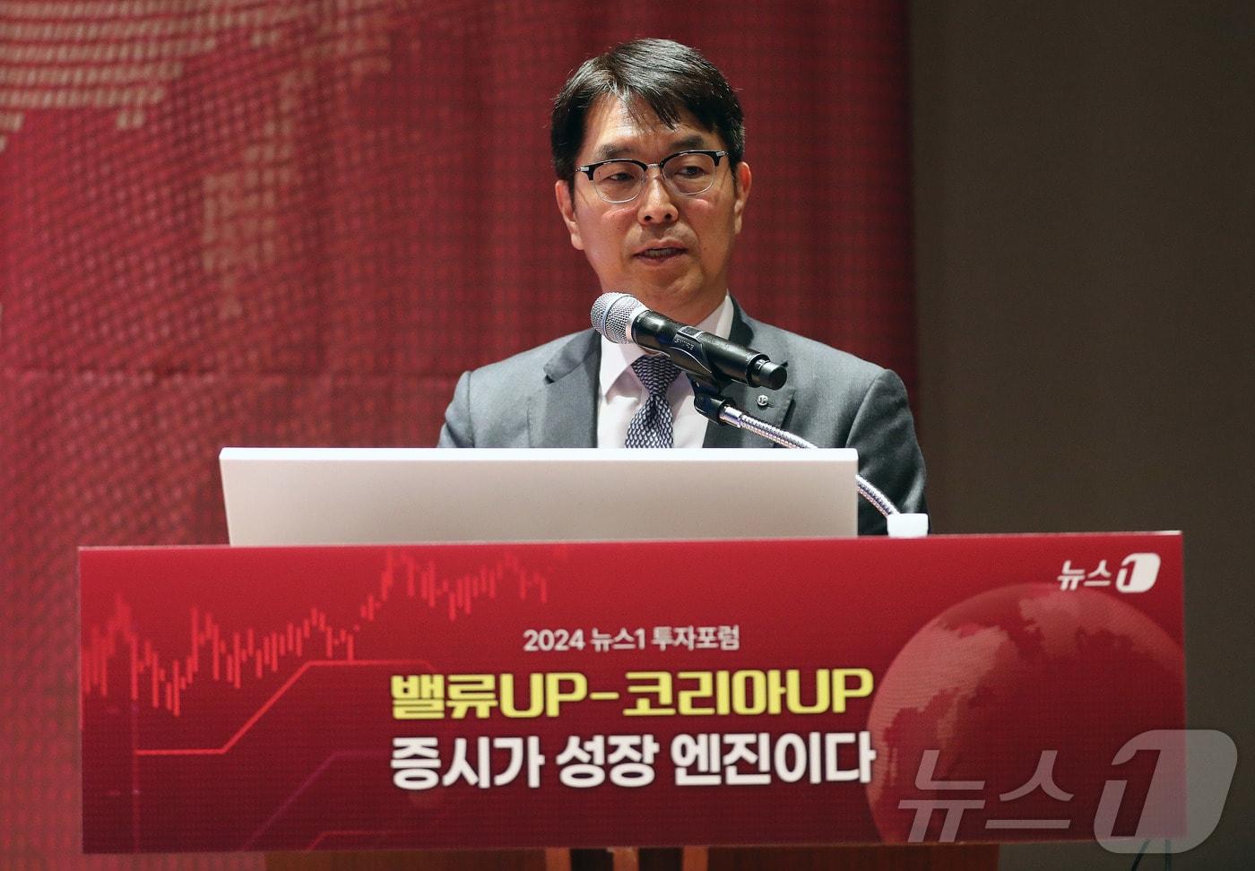 천상영 신한금융지주 CFO가 30일 서울 여의도 한국거래소에서 열린 2024 뉴스1 투자포럼&#40;NIF&#41;에서 ‘신한금융그룹 밸류업 전략’을 주제로 강연을 하고 있다. 민영뉴스통신사 뉴스1 주최로 열린 이번포럼은 &#39;밸류UP-코리아UP, 증시가 성장 엔진이다&#39;를 주제로 자본시장 전문가들이 총출동해 정보를 나눈다. 2024.10.30/뉴스1 ⓒ News1 박세연 기자