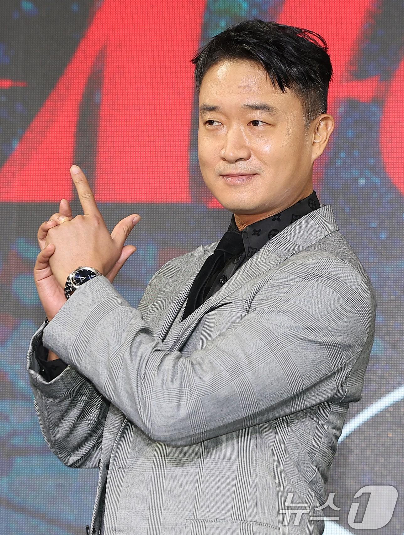 본문 이미지 - 배우 조우진이 30일 서울 종로구 포시즌스호텔 그랜드볼룸에서 열린 디즈니+의 오리지널 시리즈 '강남 비-사이드' 제작발표회에 참석해 포즈를 취하고 있다. '강남 비-사이드'는 강남에서 사라진 클럽 에이스 ‘재희’를 찾는 형사와 검사, 그리고 의문의 브로커, 강남 이면에 숨은 사건을 쫓기 위해 서로 다른 이유로 얽힌 세 사람의 추격 범죄 드라마로 오는 11월 6일 공개된다. 2024.10.30/뉴스1 ⓒ News1 김진환 기자