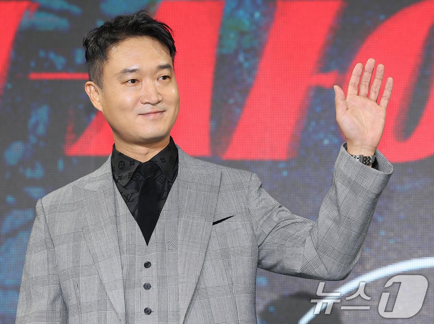 본문 이미지 - 배우 조우진이 30일 서울 종로구 포시즌스호텔 그랜드볼룸에서 열린 디즈니+의 오리지널 시리즈 '강남 비-사이드' 제작발표회에 참석해 포즈를 취하고 있다. '강남 비-사이드'는 강남에서 사라진 클럽 에이스 ‘재희’를 찾는 형사와 검사, 그리고 의문의 브로커, 강남 이면에 숨은 사건을 쫓기 위해 서로 다른 이유로 얽힌 세 사람의 추격 범죄 드라마로 오는 11월 6일 공개된다. 2024.10.30/뉴스1 ⓒ News1 김진환 기자