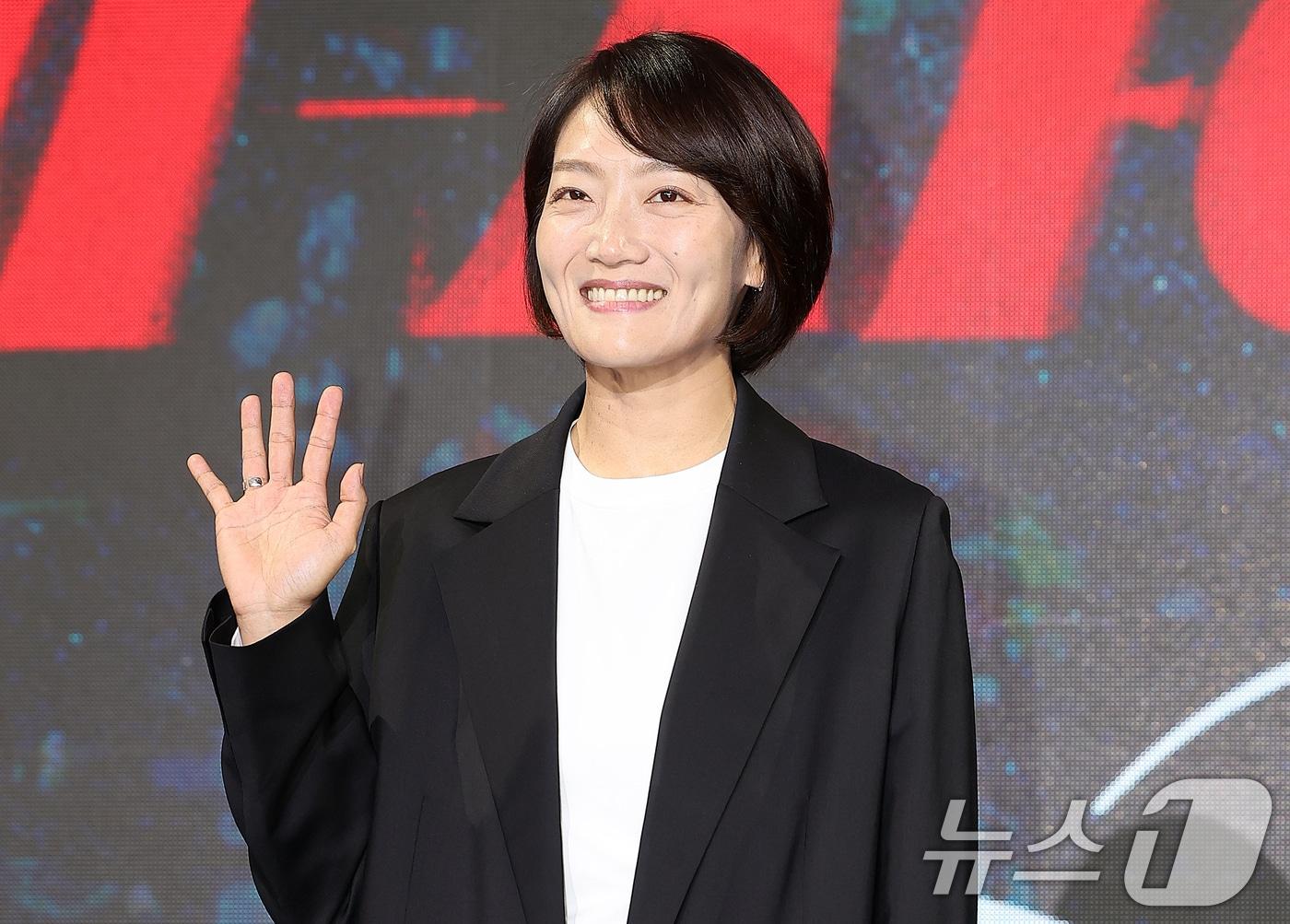 본문 이미지 - 박누리 감독이 30일 서울 종로구 포시즌스호텔 그랜드볼룸에서 열린 디즈니+의 오리지널 시리즈 '강남 비-사이드' 제작발표회에 참석해 포즈를 취하고 있다. '강남 비-사이드'는 강남에서 사라진 클럽 에이스 ‘재희’를 찾는 형사와 검사, 그리고 의문의 브로커, 강남 이면에 숨은 사건을 쫓기 위해 서로 다른 이유로 얽힌 세 사람의 추격 범죄 드라마로 오는 11월 6일 공개된다. 2024.10.30/뉴스1 ⓒ News1 김진환 기자