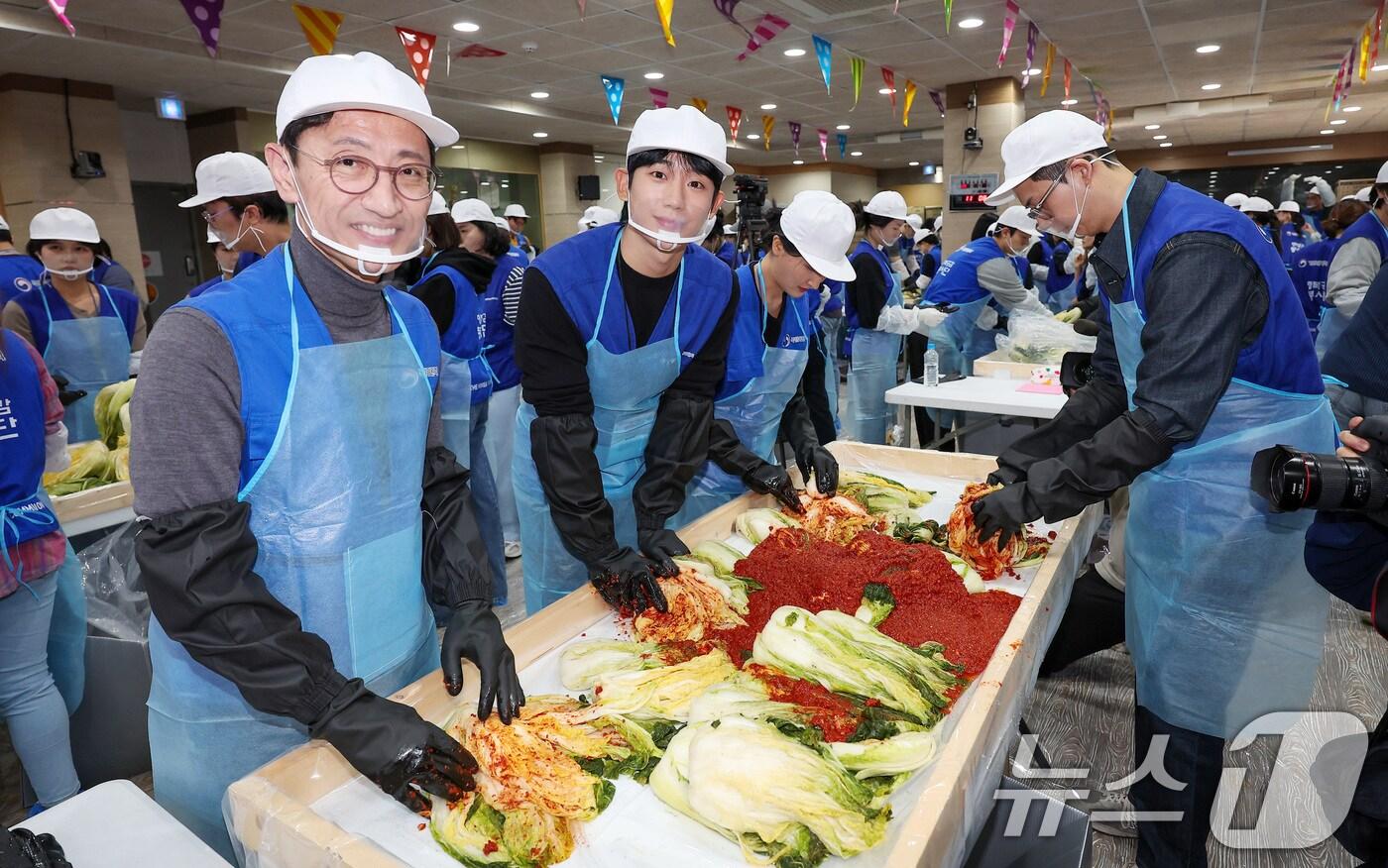 김윤상 기획재정부 2차관이 지난해 10월 30일 서울 동작구 상도종합사회복지관에서 기획재정부 복권위원회와 동행복권·행복공감봉사단이 함께 한 김장 나눔 봉사활동을 하고 있다. 2024.10.30/뉴스1 ⓒ News1 김성진 기자