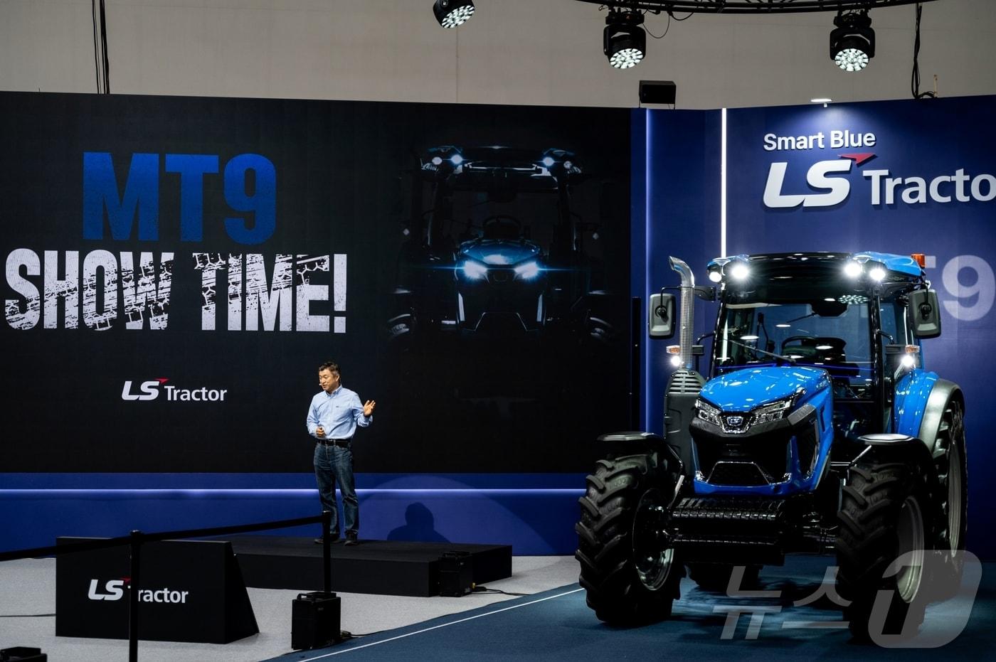 본문 이미지 - 신재호 LS엠트론 사장이 언베일링쇼에서 국내 최고 마력대 트랙터 MT9을 소개하고 있다.(LS엠트론 제공) ⓒ News1 최동현 기자