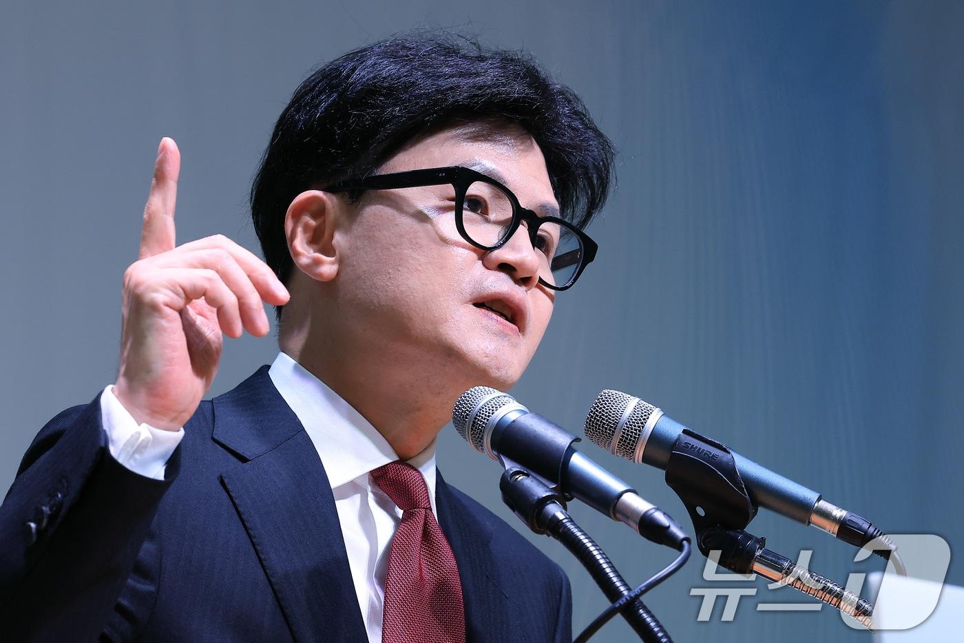 본문 이미지 - 한동훈 국민의힘 대표가 30일 오후 경기도 화성시 정남면 YBM연수원에서 열린 2024 국민의힘 서울·인천·경기 기초의원 연수에 참석해 인사말을 하고 있다. 2024.10.30/뉴스1 ⓒ News1 박정호 기자