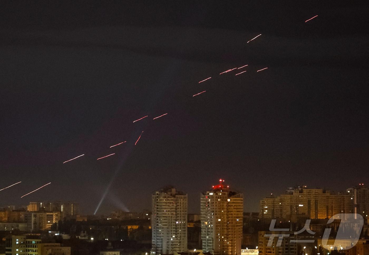 30일(현지시간) 우크라이나 키이우에서 러시아 무인기를 요격하기 위해 우크라이나 군이 사격을 가하고 있는 모습. 2024.10.30 ⓒ 로이터=뉴스1 ⓒ News1 김지완 기자