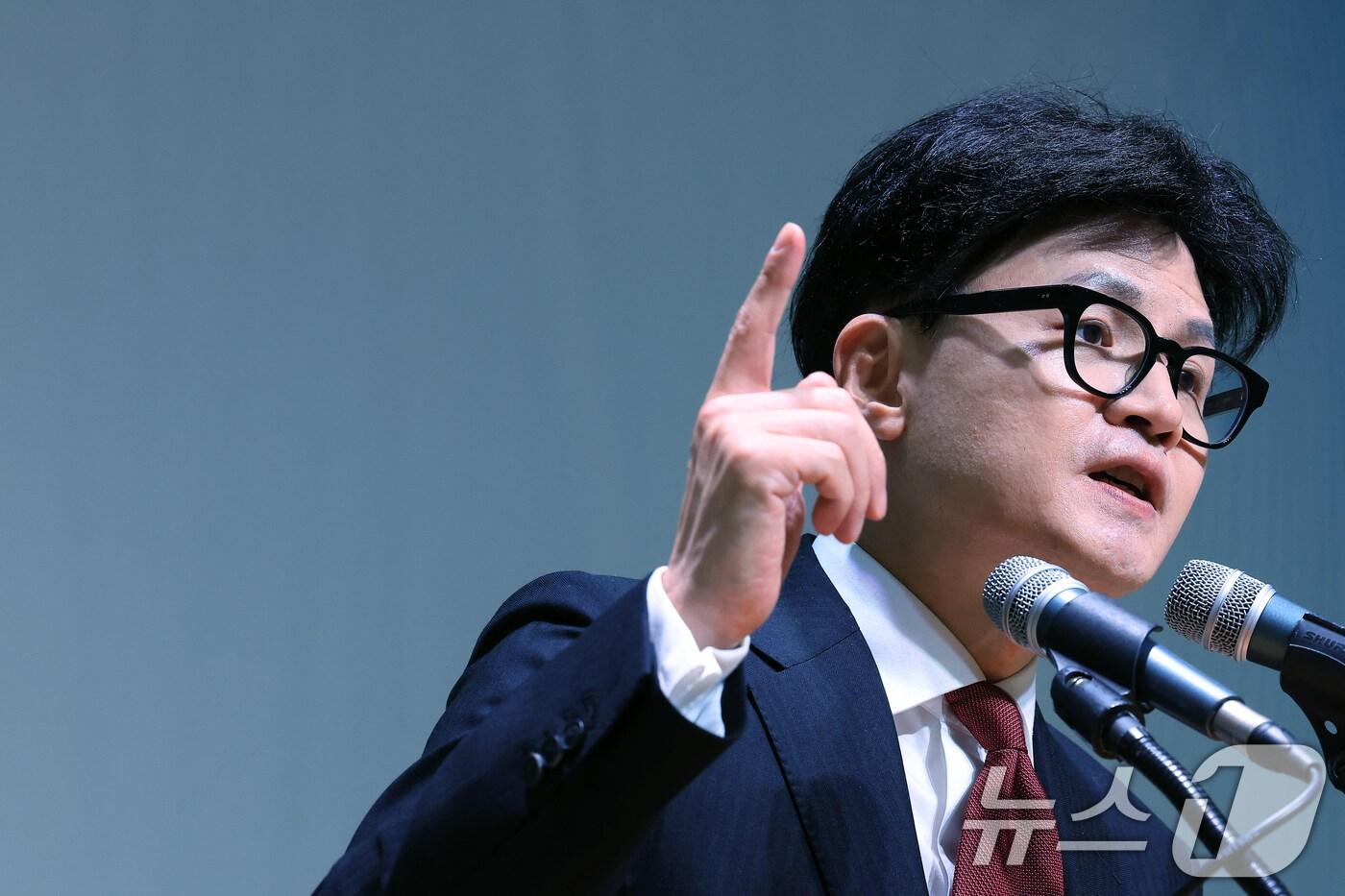 본문 이미지 - 한동훈 국민의힘 대표가 30일 오후 경기도 화성시 정남면 YBM연수원에서 열린 2024 국민의힘 서울·인천·경기 기초의원 연수에 참석해 인사말을 하고 있다. 2024.10.30/뉴스1 ⓒ News1 박정호 기자