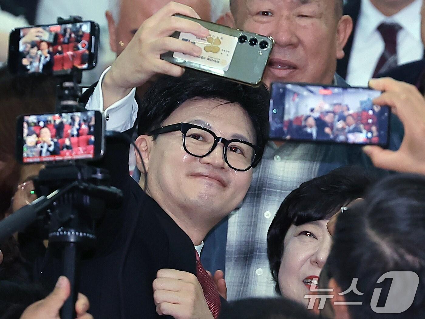 본문 이미지 - 한동훈 국민의힘 대표가 30일 오후 경기도 화성시 정남면 YBM연수원에서 열린 2024 국민의힘 서울·인천·경기 기초의원 연수에서 참석 기초의원들과 셀카를 찍고 있다. 2024.10.30/뉴스1 ⓒ News1 박정호 기자