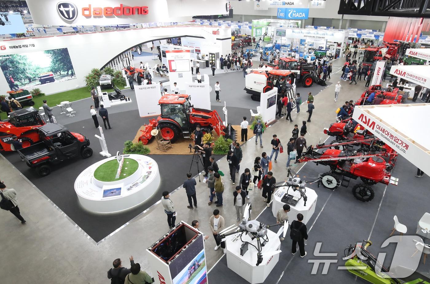 30일 대구 엑스코에서 개막한 &#39;대한민국 국제 농기계자재 박람회&#39;를 찾은 관람객들이 다양한 농기계를 살펴보고 있다. 이번 전시는 국내외 농업기계와 자재 분야의 최신 기술과 흐름을 한눈에 볼 수 있는 국내 최대 규모의 농기계 전문 전시회로, 국내외 25개국 429개 기업이 참여해 1902개 부스를 운영한다. 전시는 11월 2일까지 계속된다. 2024.10.30/뉴스1 ⓒ News1 공정식 기자