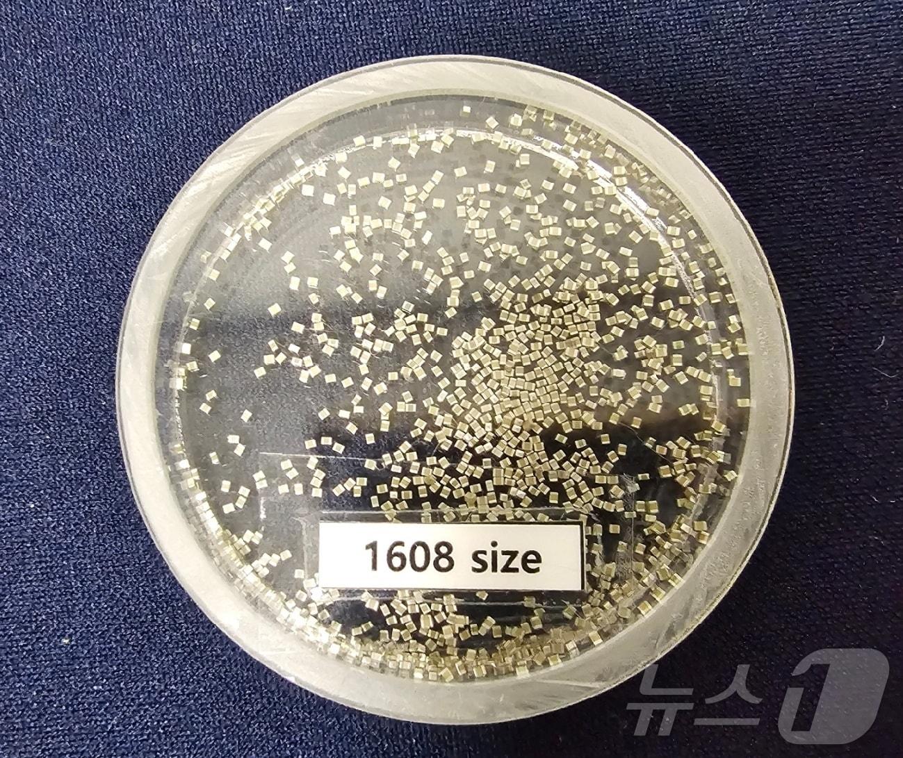 본문 이미지 - 삼성전기의 적층세라믹콘덴서&#40;MLCC&#41;제품. &#40;자료사진&#41; 2024.10.30/뉴스1 ⓒ News1 한재준 기자