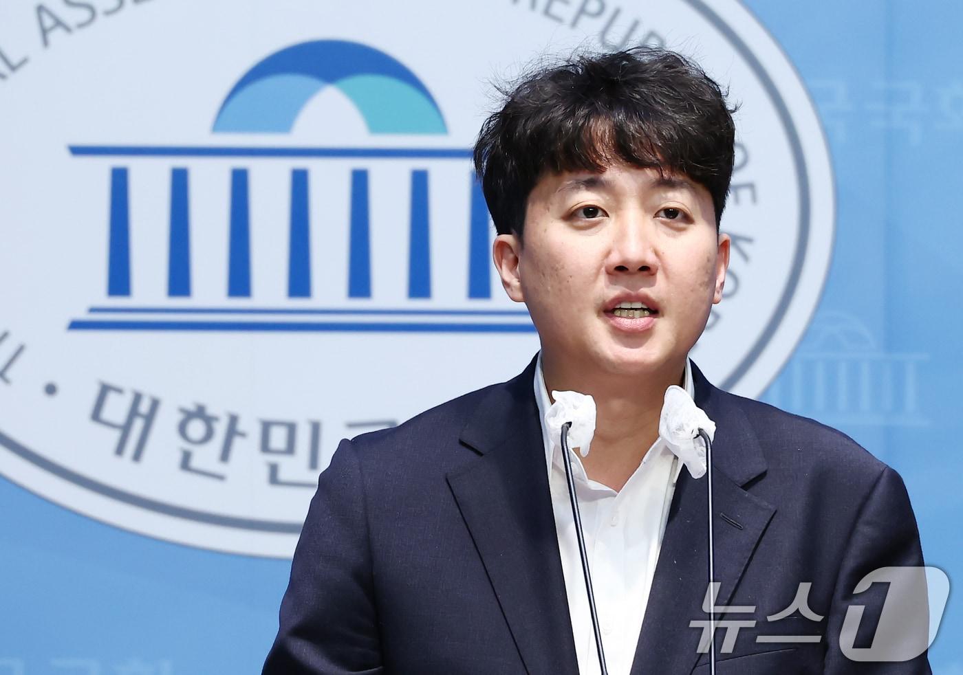 본문 이미지 - 이준석 개혁신당 의원이 지난 10월 30일 오후 서울 여의도 국회 소통관에서 민간임대주택 임차인에 매매예약금 요구를 금지하는 내용을 골자로 한 '민간임대주택에 관한 특별법 일부 개정법률안' 발의 관련 기자회견을 하고 있다. 2024.10.30/뉴스1 ⓒ News1 김민지 기자