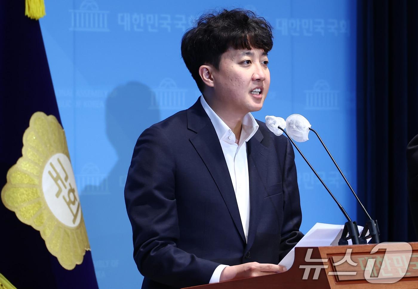 이준석 개혁신당 의원이 지난 10월 30일 오후 서울 여의도 국회 소통관에서 민간임대주택 임차인에 매매예약금 요구를 금지하는 내용을 골자로 한 '민간임대주택에 관한 특별법 일부 개정법률안' 발의 관련 기자회견을 하고 있다. 2024.10.30/뉴스1 ⓒ News1 김민지 기자