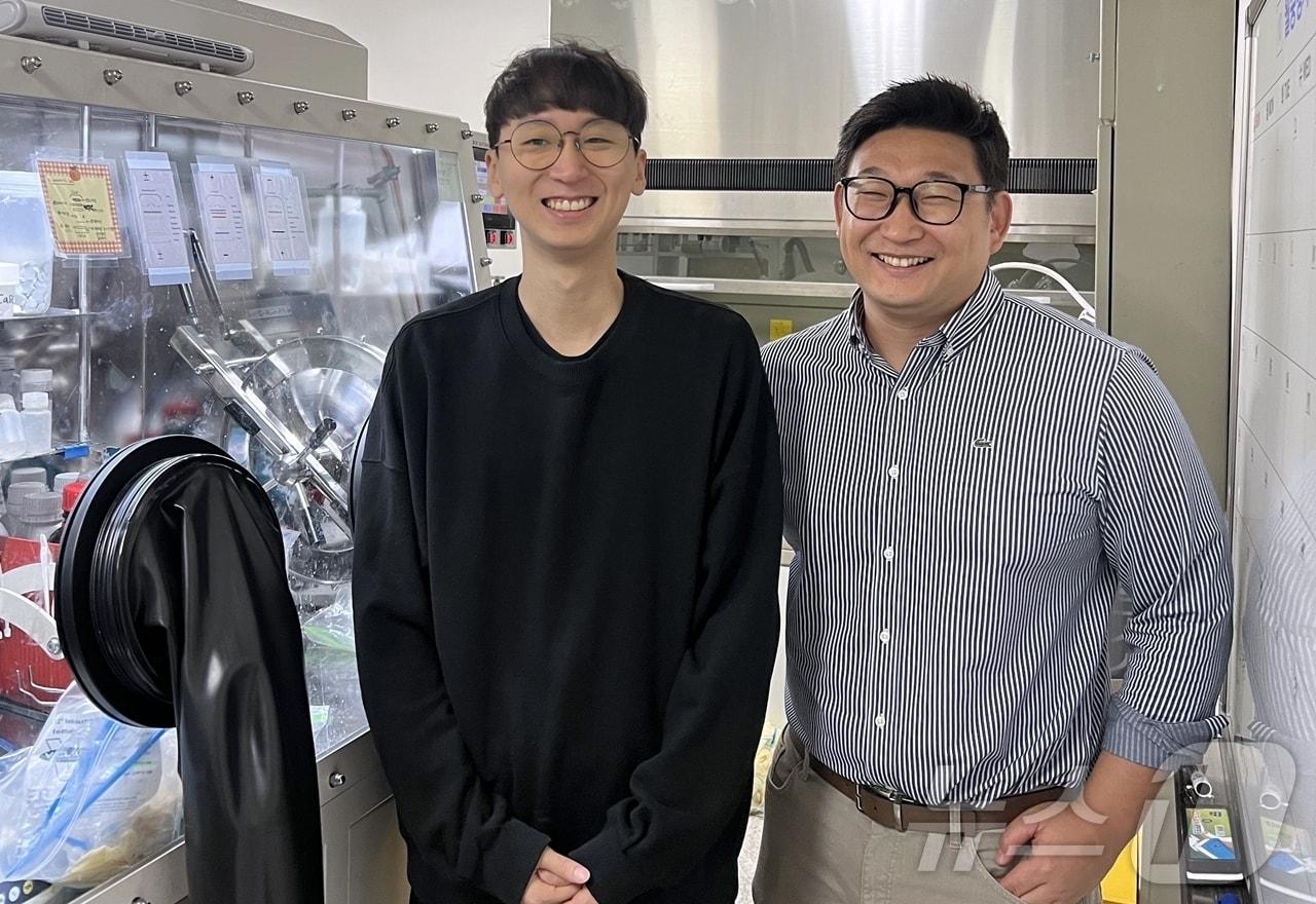 본문 이미지 - 이병선 교수(오른쪽)와 리튬금속전지 관련 논문 제1저자인 구은모 연구원.(단국대 제공)