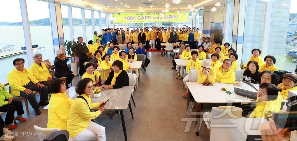 본문 이미지 - 신안 하의도 여객선터미널 &#39;1004카페&#39; 개점 &#40;신안군 제공&#41;/뉴스1 