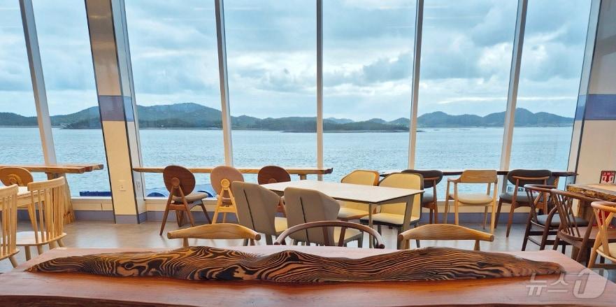 본문 이미지 - 신안 하의도 여객선터미널 &#39;1004카페&#39; 개점 &#40;신안군 제공&#41;/뉴스1 