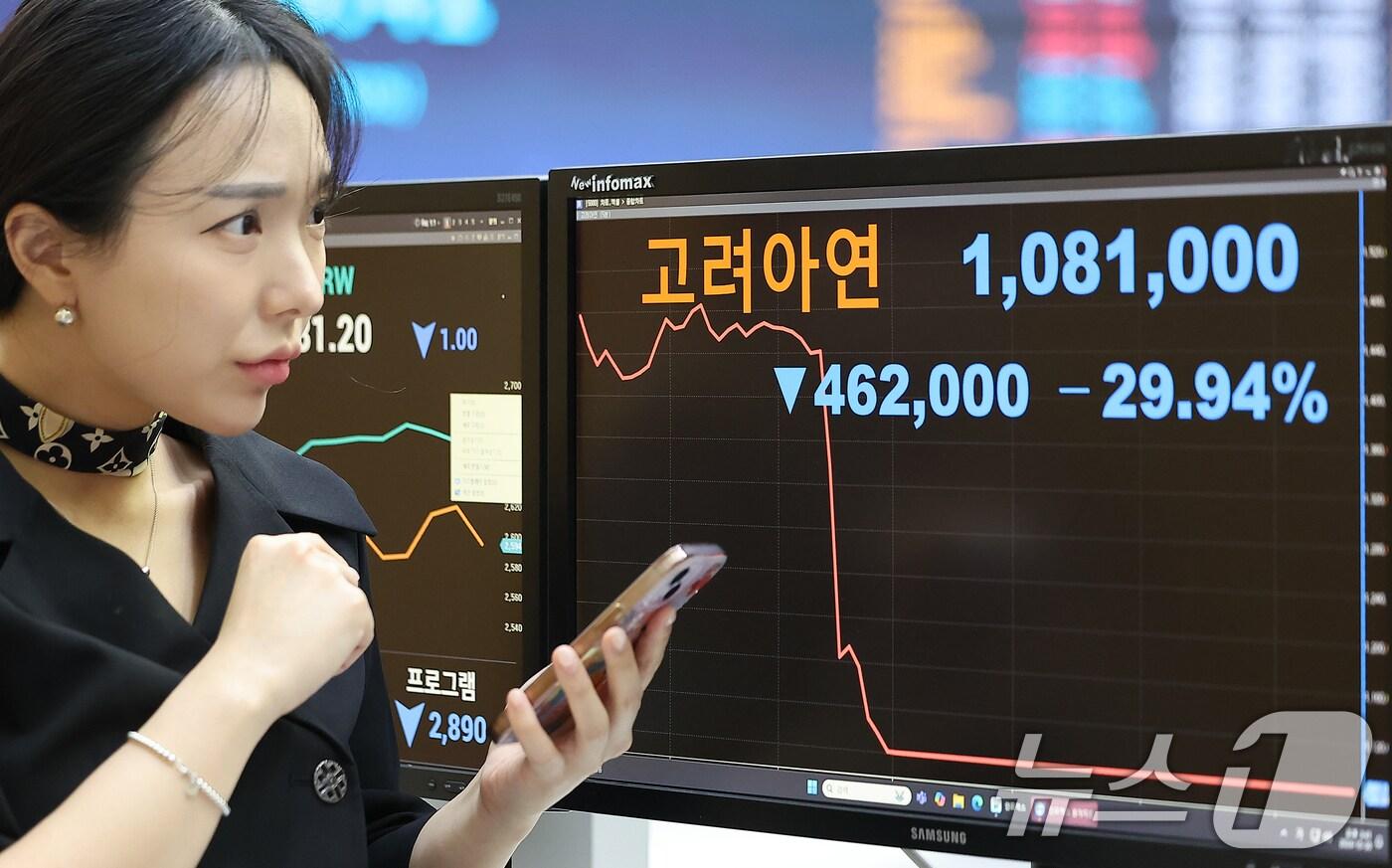 본문 이미지 - 30일 오후 서울 여의도 한국거래소 홍보관 전광판에 고려아연 종가가 나오고 있다. 2024.10.30/뉴스1 ⓒ News1 김진환 기자