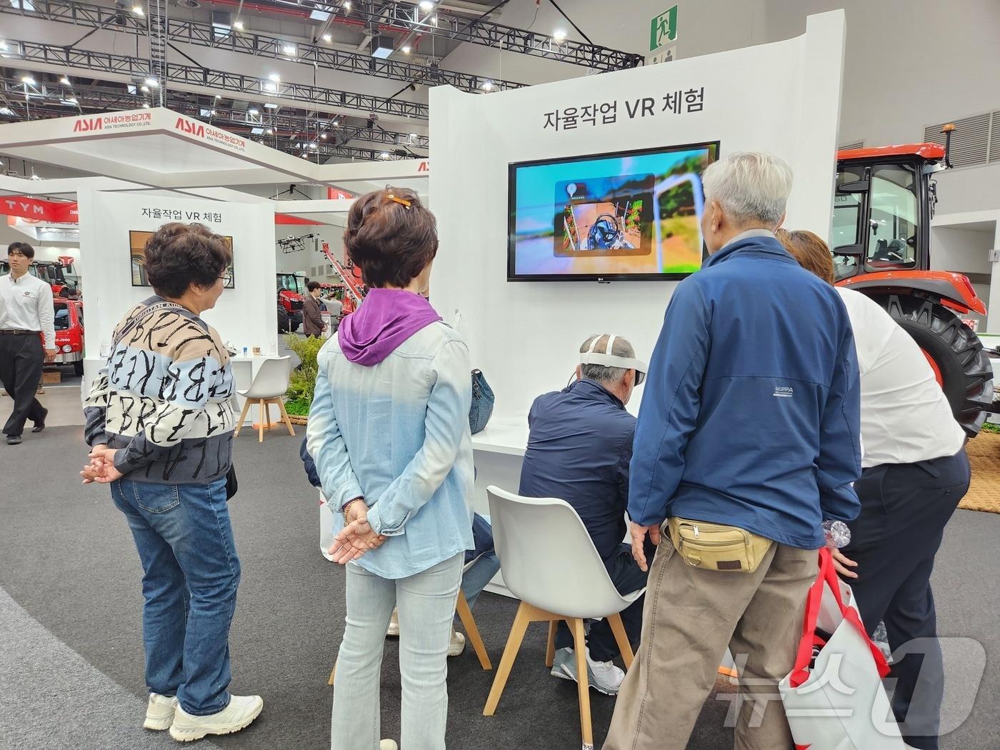 본문 이미지 - 30일 대구 엑스코에서 열린 대한민국 국제 농기계자재 박람회(KIEMSTA)에 농민들이 대동 부스를 방문해 자율주행 VR 체험존을 이용하고 있다. 2024.10.30. ⓒ News1 이정후 기자