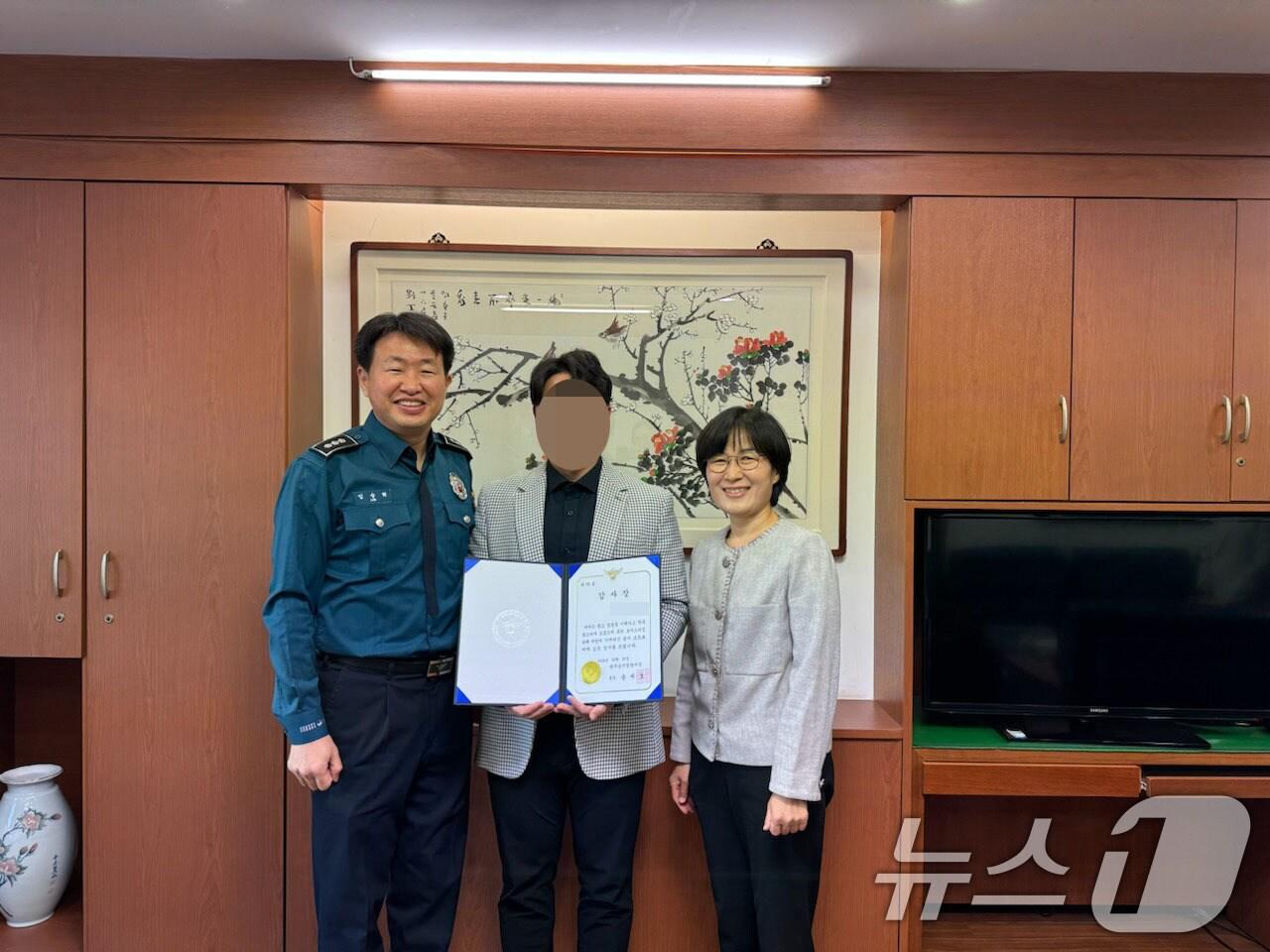 본문 이미지 - 30일 광주남부경찰서 보이스피싱 범죄피해를 예방한 NH농협 월산지점 은행원 A 씨(가운데)에게 감사장 전달 후 기념사진을 촬영하고 있다.(광주 남부경찰 제공)2024.10.30/뉴스1 