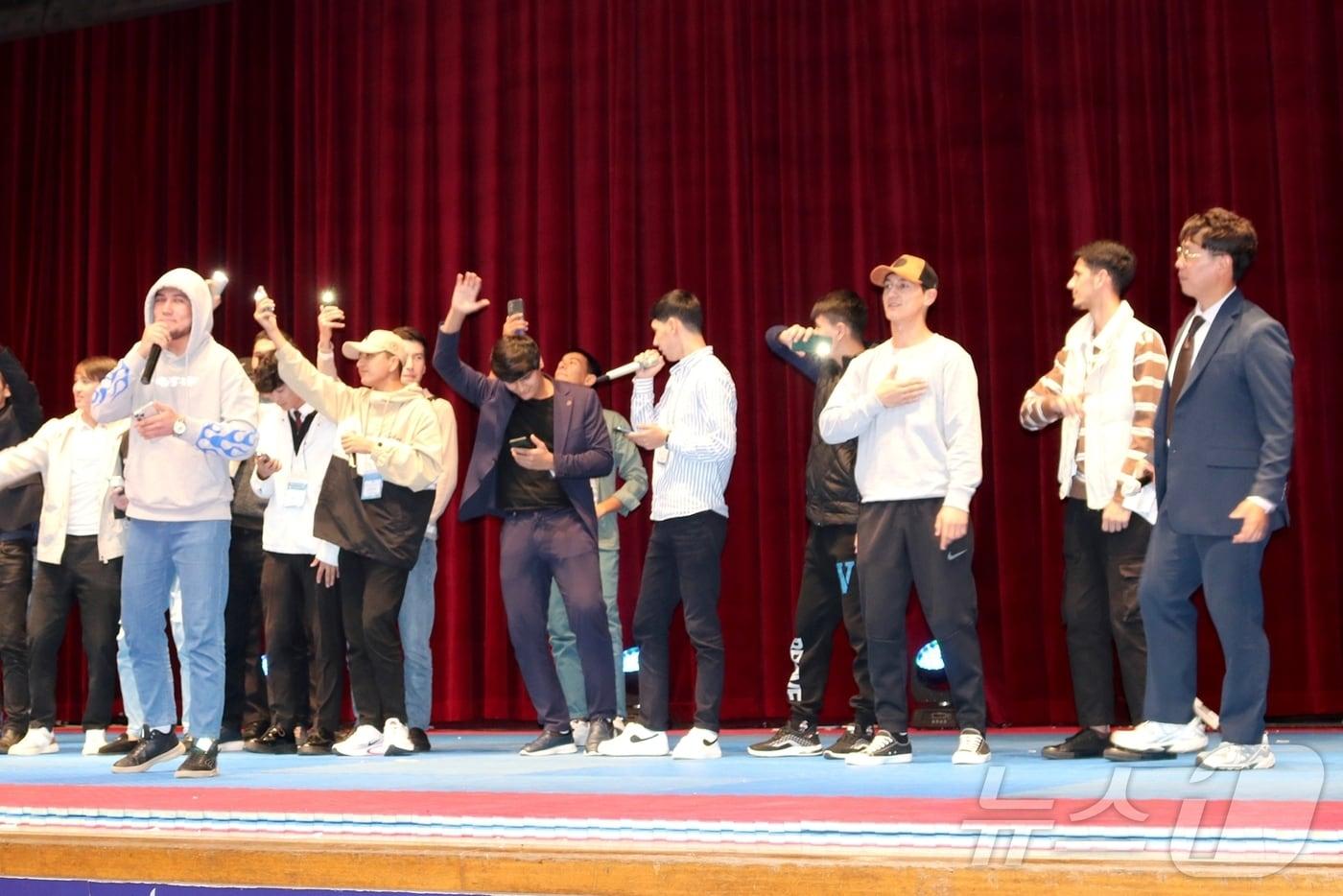 충북보건과학대학교 '2024 외국인 유학생 페스티벌'에서 외국인 유학생이 한국 노래를 열창하고 있다.(충북보건과학대 제공)/뉴스1