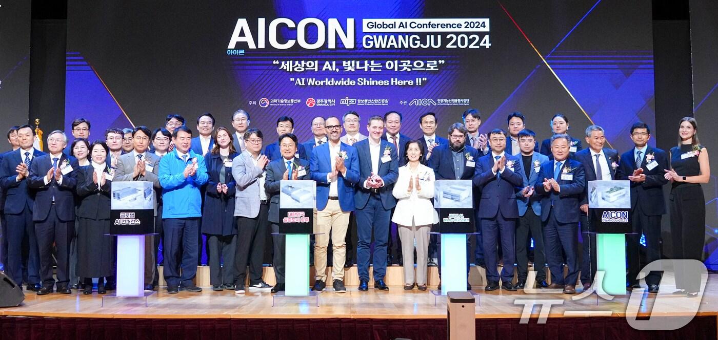 강기정 광주시장이 30일 오후 광주과학기술원(GIST) 오룡관에서 열린 글로벌AI컨퍼런스 'AICON 광주 2024 개막식'에 참석해 내빈들과 기념촬영을 하고 있다.(광주시 제공)2024.10.30/뉴스1 