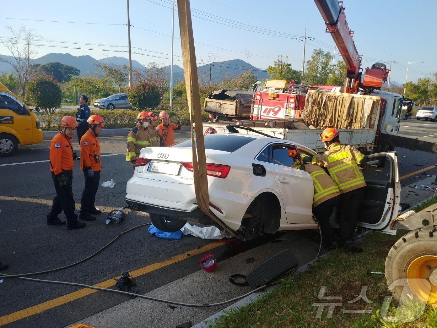 본문 이미지 - 30일 오후 3시 18분쯤 부산 강서구 대저동 대저수문생태공원 인근 3차선 도로에서 나무식재 작업 차량을 들이받은 승용차가 작업자와 신호수를 잇따라 덮쳐 3명이 사망했다. 