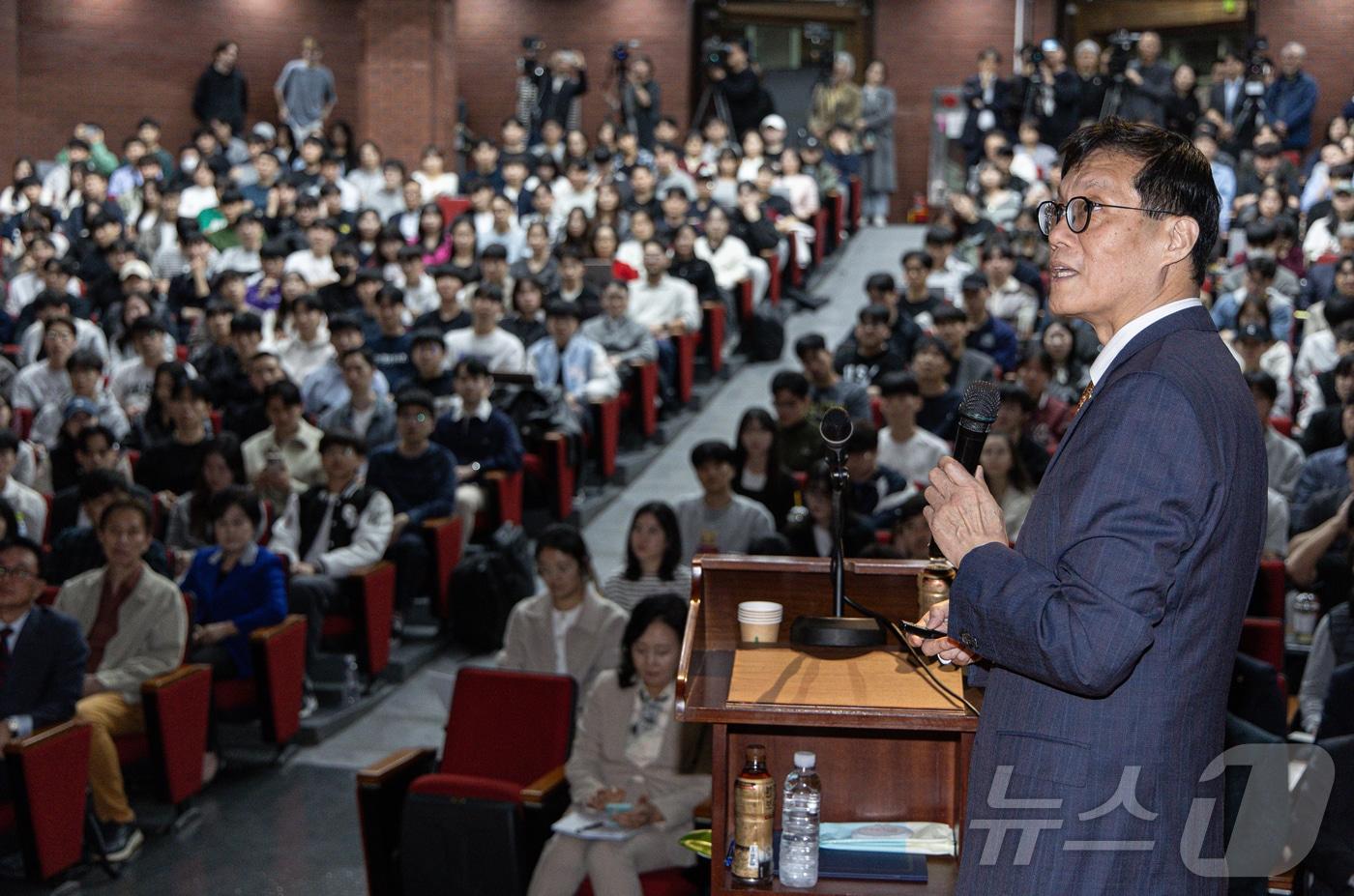 본문 이미지 - 이창용 한국은행 총재가 30일 오후 서울 마포구 서강대학교에서 ‘나의 국제기구 경험’을 주제로 강연을 하고 있다. 2024.10.30/뉴스1 ⓒ News1 이재명 기자