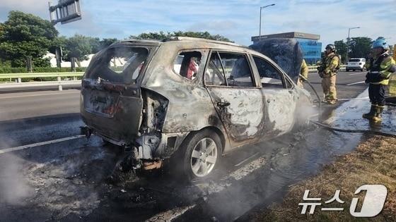 본문 이미지 -  30일 제주 평화로 위 차량에서 화재가 발생해 전소됐다.&#40;제주소방안전본부 제공&#41;
