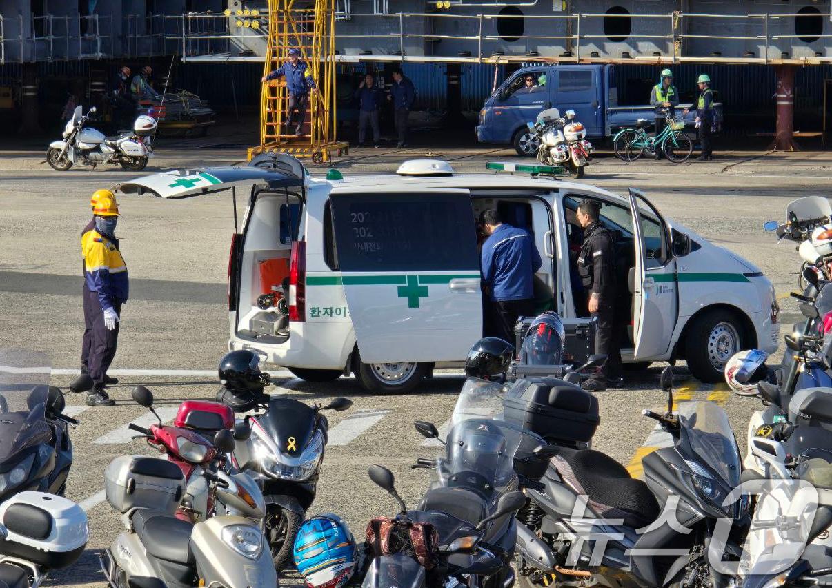 본문 이미지 - 30일 HD현대중공업 울산조선소에서 사측 경비대와 노조 조합원들이 천막 설치를 놓고 충돌한 가운데 부상자가 사내 구급차에 탑승하고 있다. &#40;금속노조 현대중공업지부 제공&#41; 2024.10.30/뉴스1 ⓒ News1