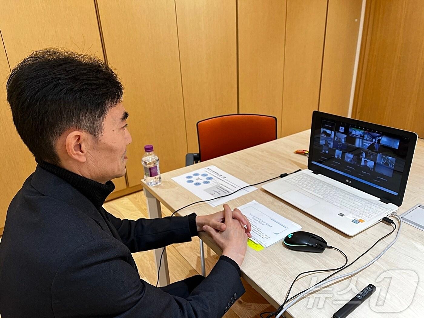 본문 이미지 - 강원랜드 마음채움센터(KLACC)가 30일 온라인으로 전국 지역아동센터 사회복지사 80명에게 청소년 도박중독 예방교육을 실시하는 모습. (강원랜드 제공) 2024.10.30/뉴스1