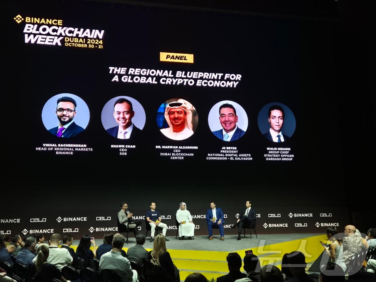 본문 이미지 - (왼쪽부터) 비샬 사첸드란 바이낸스 지역 사장 총괄이 숀 찬 SGB 대표이사, 마르완 알자루니 두바이 블록체인 센터 대표이사, 후안 카를로스 리에예스 엘살바도르 국립 디지털자산 위원회 회장, 왈리드 히자우이 가르가쉬 그룹 최고전략책임자와 함께 2024년 10월30일(현지시간) 아랍에미리트 두바이의 코카콜라 아레나에서 열린 '바이낸스 블록체인 위크(BBW) 2024'에서 대담을 나누고 있다.
