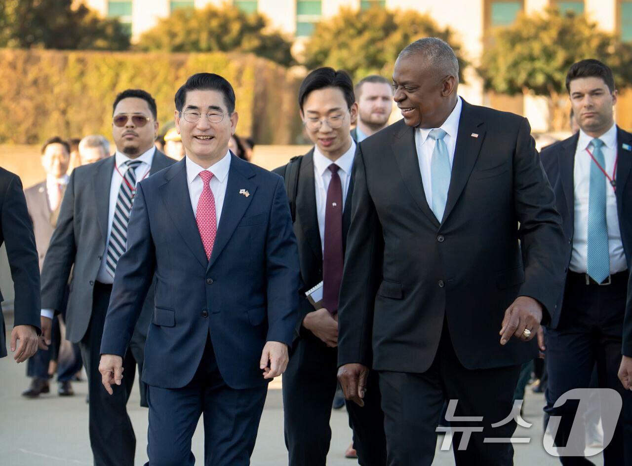 본문 이미지 - 김용현 국방부 장관과 로이드 오스틴 미국 국방장관이 30일(현지시간) 워싱턴DC 펜타곤에서 만나 회담장으로 향하고 있다.(국방부 제국) 2024.10.31/뉴스1 ⓒ News1 민경석 기자