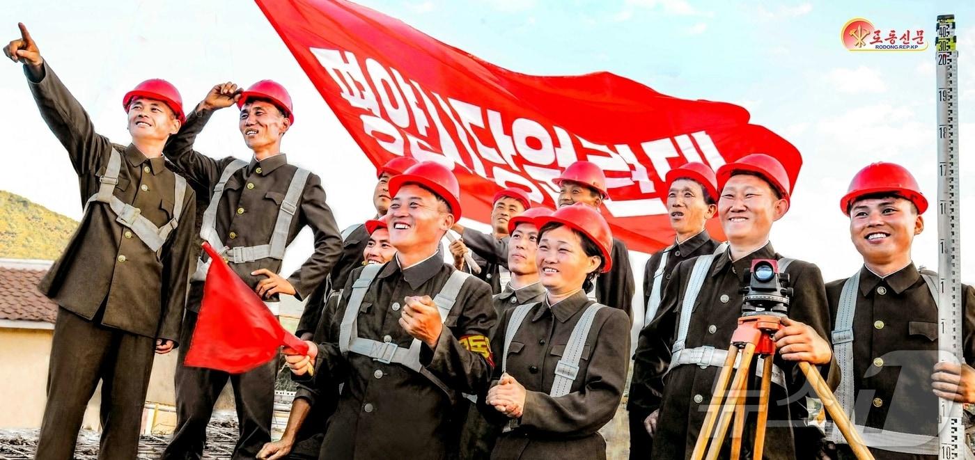 본문 이미지 - (평양 노동신문=뉴스1) = 북한 노동당 기관지 노동신문은 31일 수도의 당원들이 "당 중앙의 구상을 높이 받들고 자강도의 피해 복구 전구에 천지개벽의 새 역사를 수놓아가고 있다"라고 보도했다. [국내에서만 사용가능. 재배포 금지. DB 금지. For Use Only in the Republic of Korea. Redistribution Prohibited] rodongphoto@news1.kr